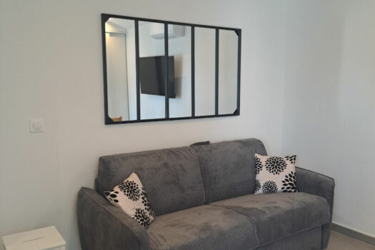 STUDIO Neuf entièrement meublé avec petite terrasse et place de stationnement.