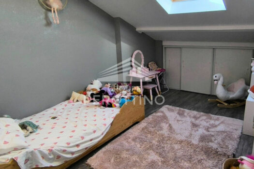 Haut de villa en duplex avec piscine, terrasse et dépendance