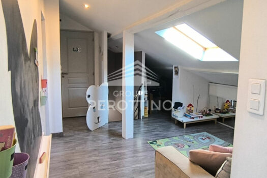 Haut de villa en duplex avec piscine, terrasse et dépendance