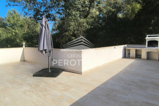 Haut de villa en duplex avec piscine, terrasse et dépendance