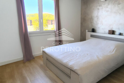 Haut de villa en duplex avec piscine, terrasse et dépendance