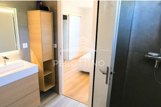 Haut de villa en duplex avec piscine, terrasse et dépendance