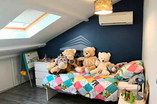 Haut de villa en duplex avec piscine, terrasse et dépendance