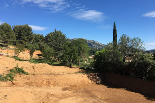 ROQUEVAIRE – TERRAIN CONSTRUCTIBLE 330 m²