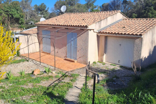 Maison T2 de 46m2 avec garage, terrasse et jardin.