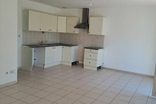 Maison T2 de 46m2 avec garage, terrasse et jardin.