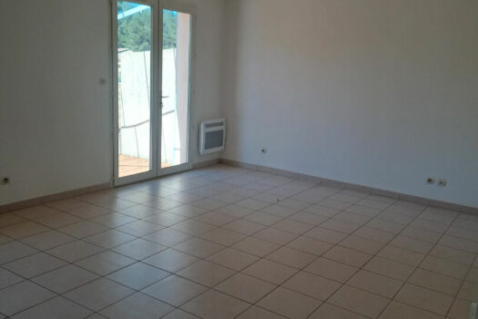 Maison T2 de 46m2 avec garage, terrasse et jardin.