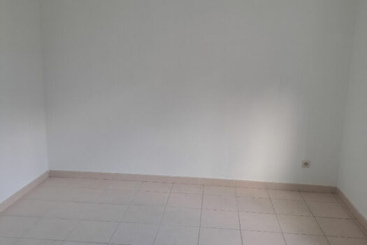 Maison T2 de 46m2 avec garage, terrasse et jardin.