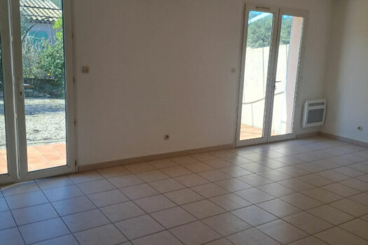 Maison T2 de 46m2 avec garage, terrasse et jardin.