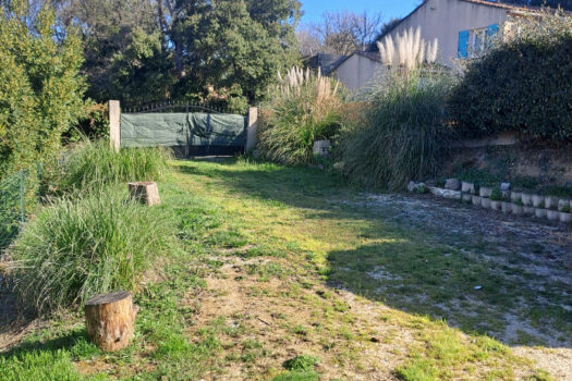 Maison T2 de 46m2 avec garage, terrasse et jardin.
