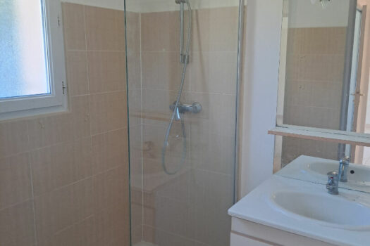 Maison T2 de 46m2 avec garage, terrasse et jardin.