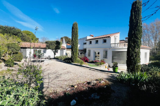 Maison familiale avec piscine et dépendances