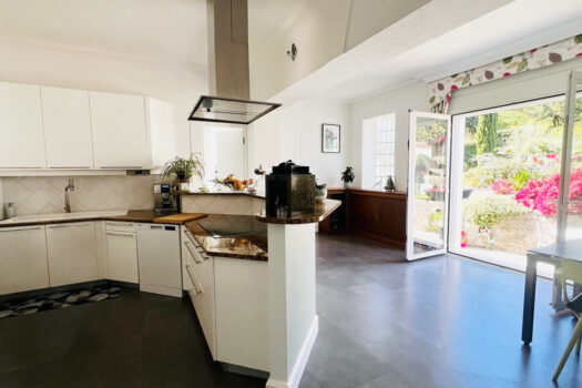 Maison familiale avec piscine et dépendances