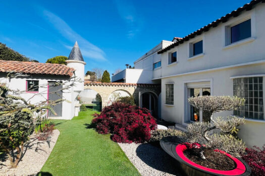 Maison familiale avec piscine et dépendances