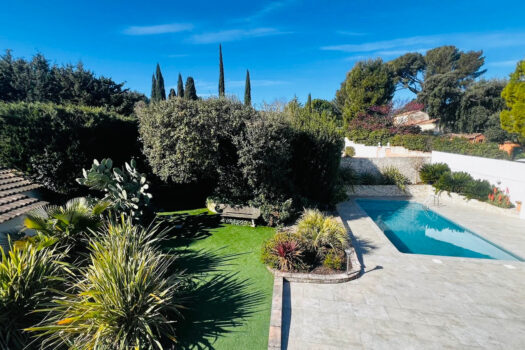 Maison familiale avec piscine et dépendances