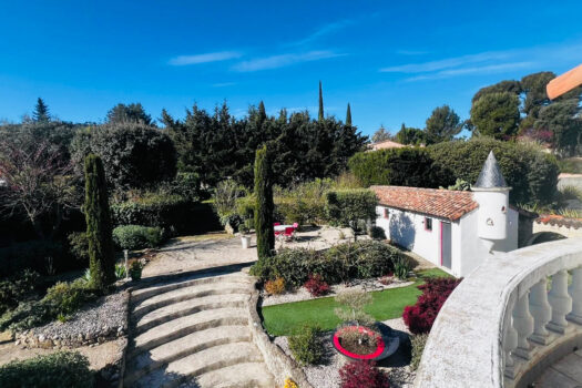 Maison familiale avec piscine et dépendances