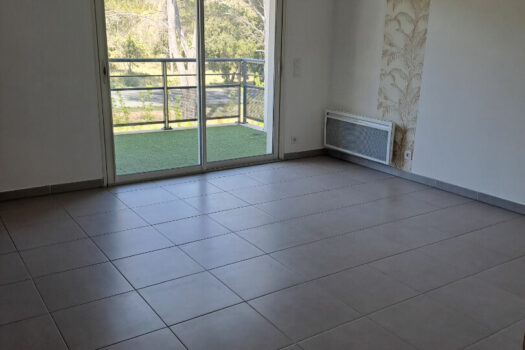 T2 42m2 avec terrasse, place de stationnement et garage.