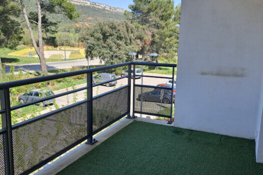 T2 42m2 avec terrasse, place de stationnement et garage.