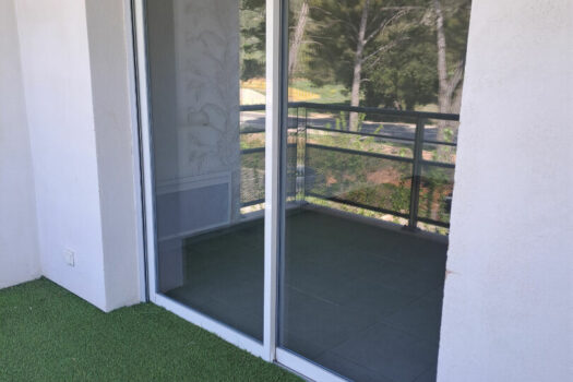 T2 42m2 avec terrasse, place de stationnement et garage.