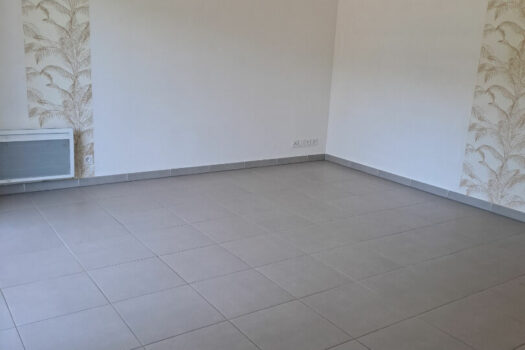 T2 42m2 avec terrasse, place de stationnement et garage.