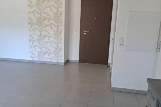 T2 42m2 avec terrasse, place de stationnement et garage.
