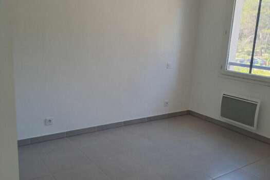 T2 42m2 avec terrasse, place de stationnement et garage.