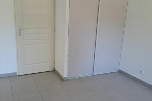 T2 42m2 avec terrasse, place de stationnement et garage.
