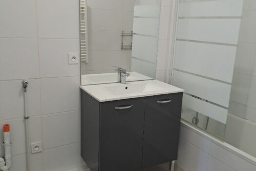 T2 42m2 avec terrasse, place de stationnement et garage.