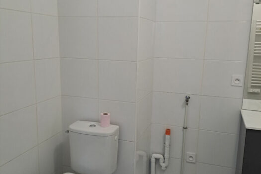 T2 42m2 avec terrasse, place de stationnement et garage.