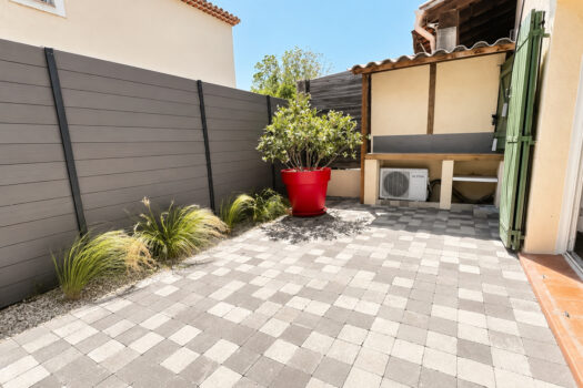 Bas de villa avec terrasse