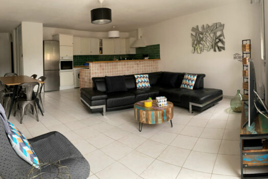 Appartement T4 84m2 avec terrasse, une place de parking et un garage.