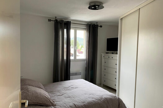 Appartement T4 84m2 avec terrasse, une place de parking et un garage.
