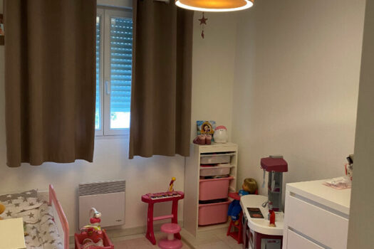 Appartement T4 84m2 avec terrasse, une place de parking et un garage.