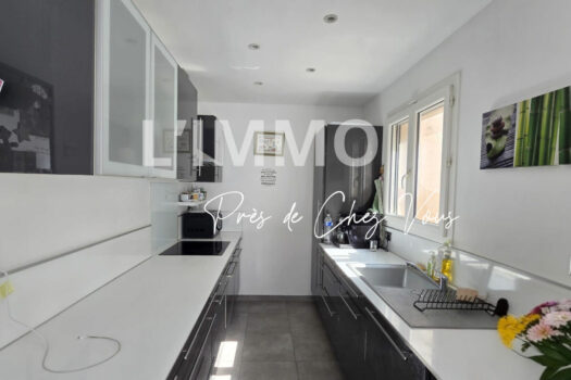 MAISON DE PLAIN-PIED AVEC JARDIN, GARAGE ET STATIONNEMENTS