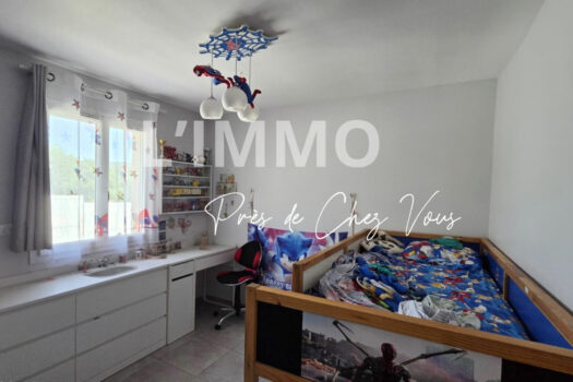 MAISON DE PLAIN-PIED AVEC JARDIN, GARAGE ET STATIONNEMENTS
