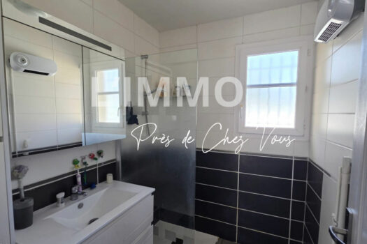 MAISON DE PLAIN-PIED AVEC JARDIN, GARAGE ET STATIONNEMENTS